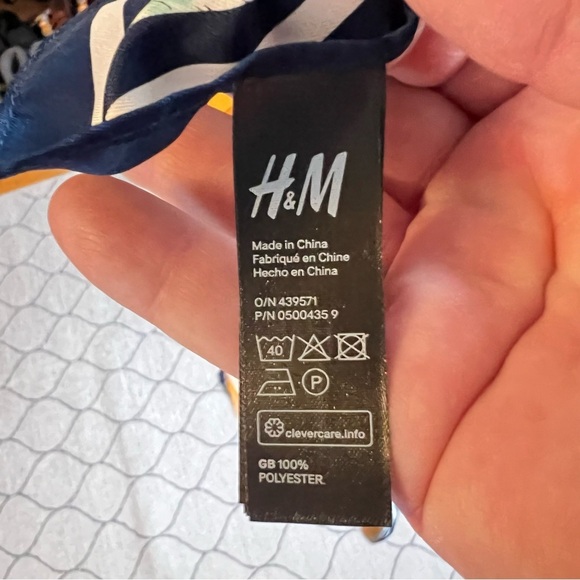 Sunning Floral H&M Scarf - Picture 2 of 6